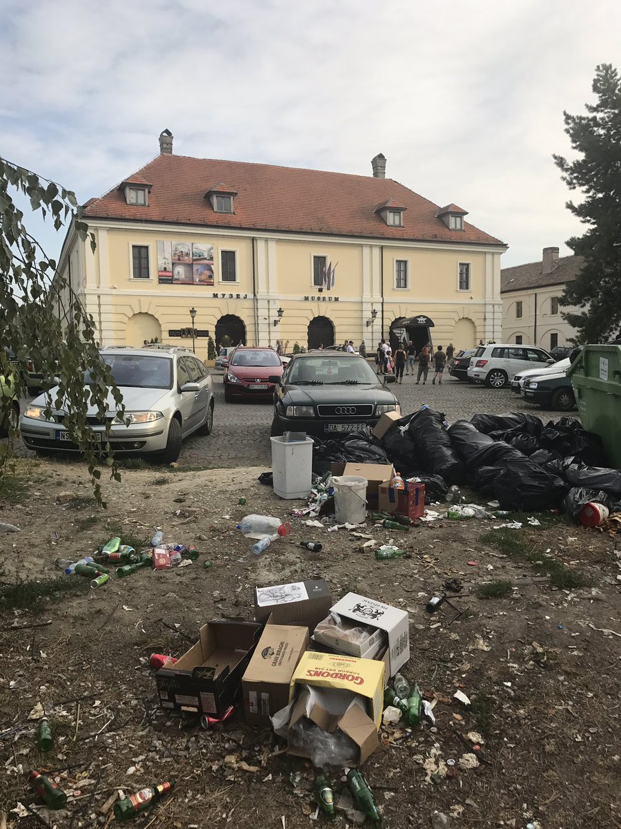 Grulovic's tweet photo. Količina djubreta na Petrovaradinskoj tvrdjavi je impozantna #djava #petrovaradin #novisad https://t.co/Dkr6JViEiI