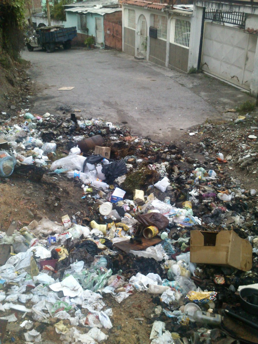 AlbertLSz4's tweet photo. PIDIENDO RECOLECCION DE DESPERDICIOS PERECEDERO Y NO PERECEDEROS EN LA CALLE EL RECREO LA GUAIRITA GUARENAS MUNIPIO PLAZA https://t.co/HFk2i2092Y
