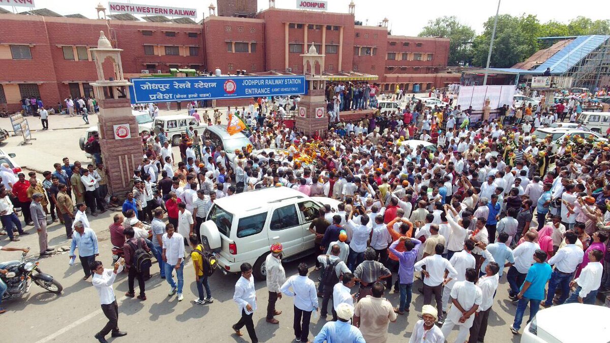 GR Infraprojects Ltd (@grinfraprojects) on Twitter photo Unconditional Loves for Shree <a href="/gssjodhpur/">Gajendra Singh Shekhawat</a> at #Jodhpur Railway Station today Unconditional Loves for Shree <a href="/gssjodhpur/">Gajendra Singh Shekhawat</a> at #Jodhpur Railway Station today
