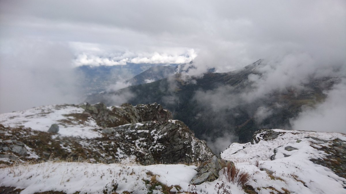 RushmoorRebel's tweet photo. #TopStop today: 2670m #MtNoble
Limited views today as it's a bit 'smokey' https://t.co/0DAYDj7vat