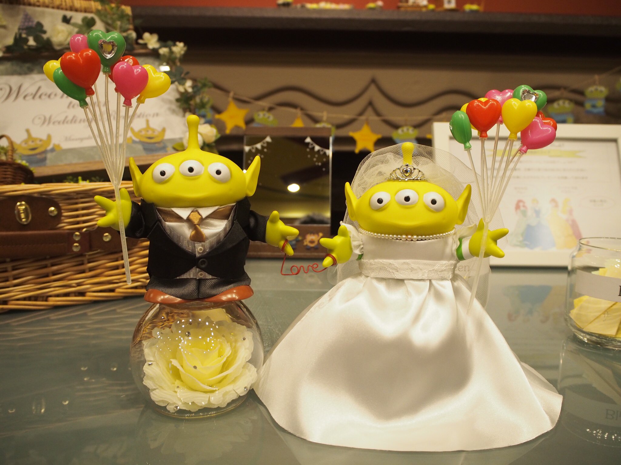 ほとなも A Twitter 無事に私の手から離れたので記録用にup ウェルカムドールと後ろに写ってるガーランドとリングピローとミニブーケ作ったょ リトルグリーンメンだらけだから 流石に見ないでも描けるくらいには覚えたさw 招待状アートも身内だから出来た事ww 後