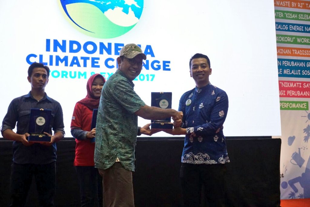 RAPP_Official's tweet photo. Selamat kepada @APRILpulp yang telah meraih Juara 1 Stand Terbaik kategori Swasta dalam Indonesia Climate Change 2017! #ICCFE2017 #proud https://t.co/JN6fLqPVfv
