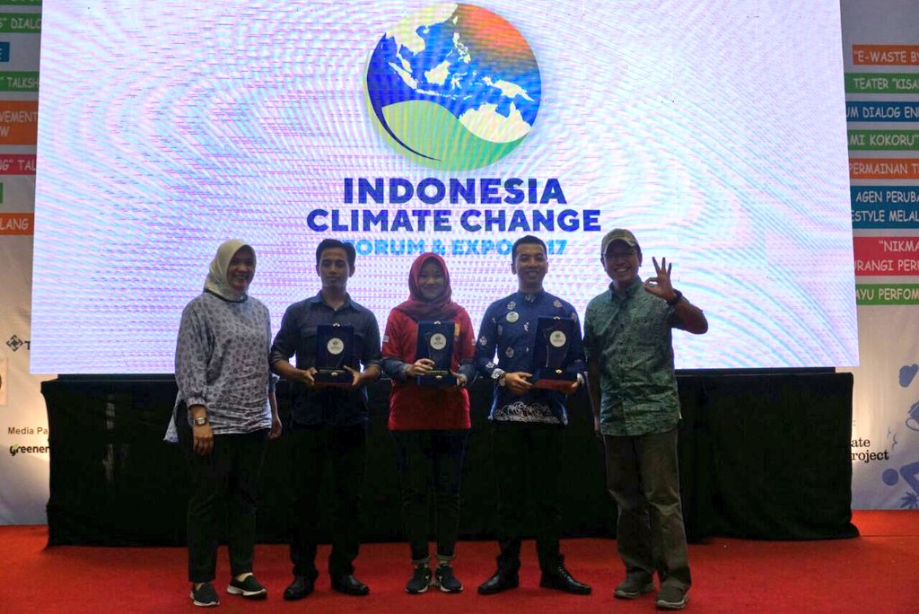 RAPP_Official's tweet photo. Selamat kepada @APRILpulp yang telah meraih Juara 1 Stand Terbaik kategori Swasta dalam Indonesia Climate Change 2017! #ICCFE2017 #proud https://t.co/JN6fLqPVfv