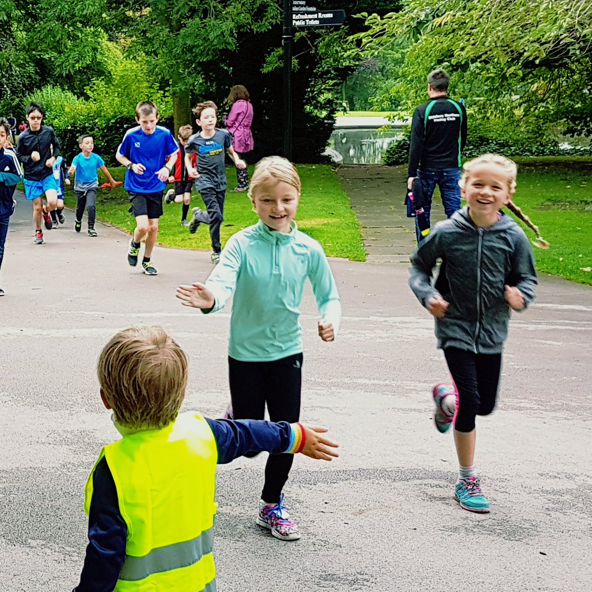 Junior <a href="/parkrunUK/">parkrun UK</a> Marshal George giving Super Power High 5's <a href="/Huddsjnrparkrun/">Hudds junior parkrun</a>