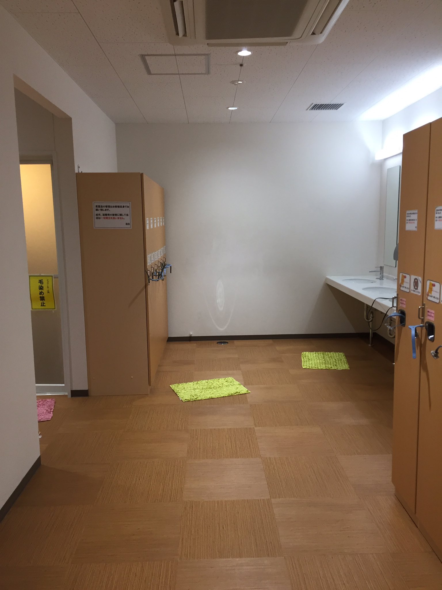 酒よりトシユキ 新東名 の各saに コインシャワー 有りと聞いて 岡崎sa で初挑戦 使用料300円で時間無制限 中に鍵付きロッカー有り シャワールームは8部屋 タオル シャンプー類は要持参 ドライヤー有り これが全国のsaに完備されたら 自分は