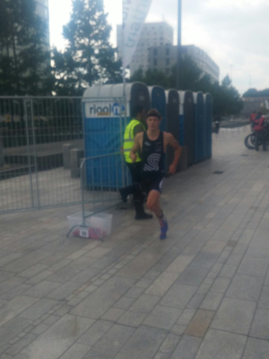 SquadraTri_Live's tweet photo. Laatste loopkilometers voorsprong 1.06 @Teamcompetities https://t.co/amZ1xJXH96