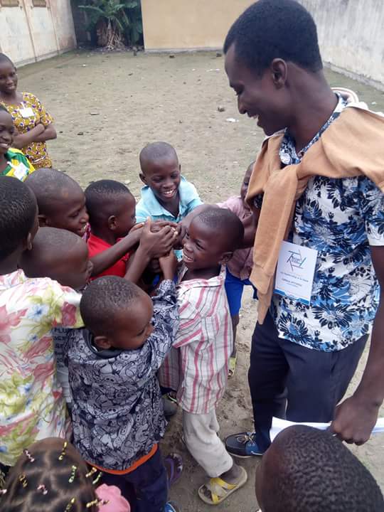 AKOWEVI's tweet photo. #DesRacinesEtDesAiles aux apprenants.
avec @YaliTeam229 https://t.co/AdFjJDJ65V