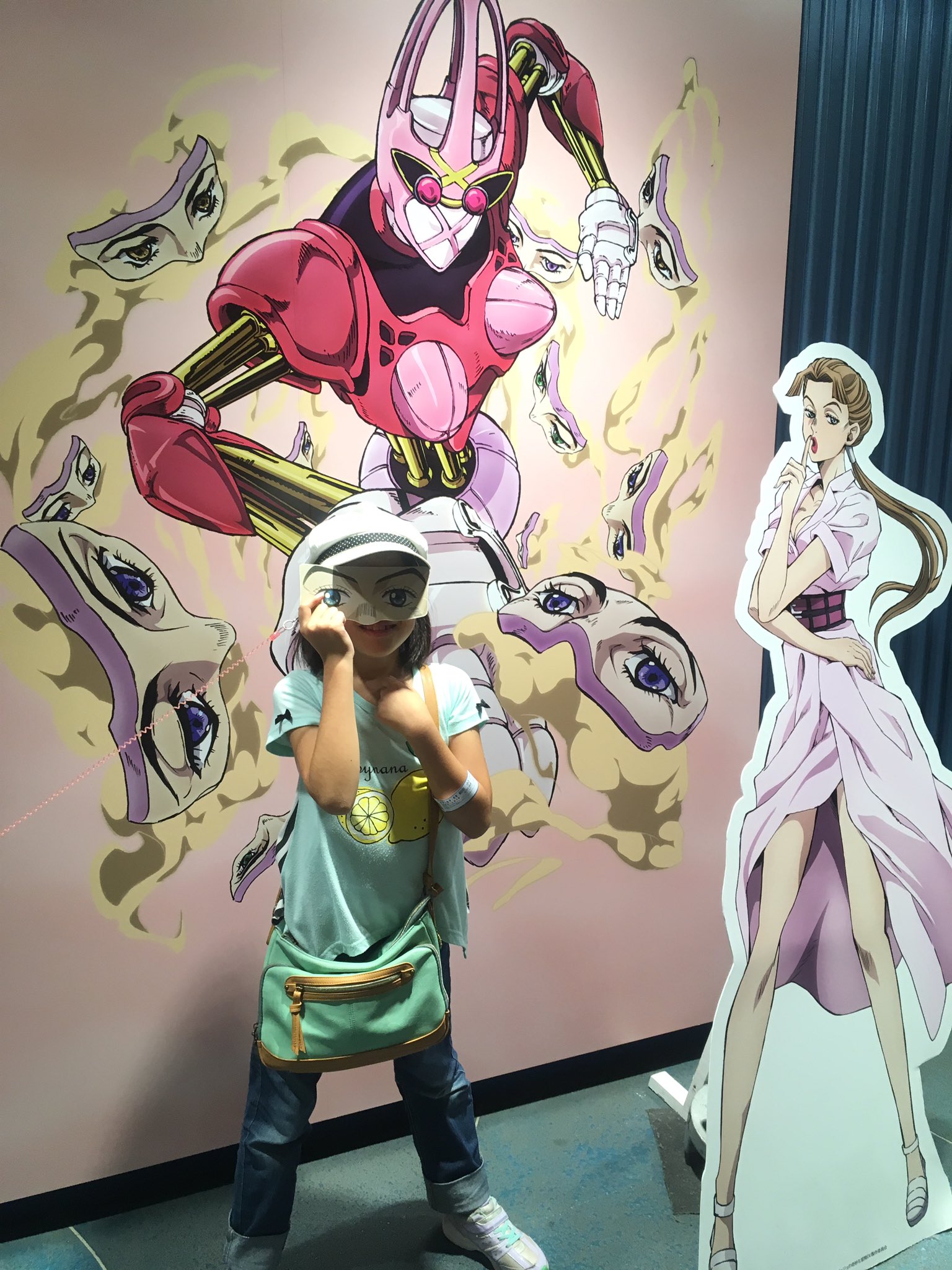 Arima 世界観を知って脱出ゲームが楽しめるように 子供に事前にジョジョ4部を読ませた旦那 爆 なのであちこちで写真撮ったら うちの子大体ポーズ取ってた 笑 ここは違うけど 食べ物いくつか食べたけど吉良吉影の爪ドッグが美味しかった W アクトン