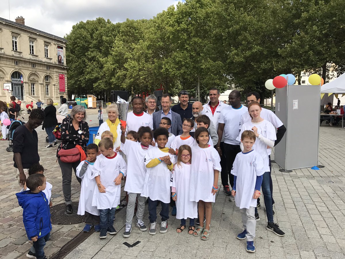 FrancoisDagnaud's tweet photo. A quelques jours de la décision de Lima, on s’engage : les Jeux, on les veut ! #Paris2024 #FACS2017 https://t.co/lVpInGWEBJ