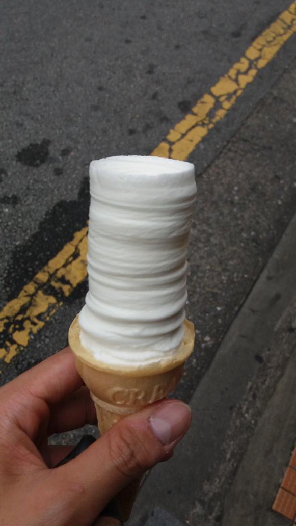 creativelim's tweet image. 1980년대 국보급 기계에서 나오는
연유아이스크림! 단돈천원

봐도봐도 신기 그자체네요
이수쪽 떡볶이 집으로 유명한데
전 떡복기보다 요 천원짜리가 더 맛나네요
 vj특공대에 나왔다네요^^