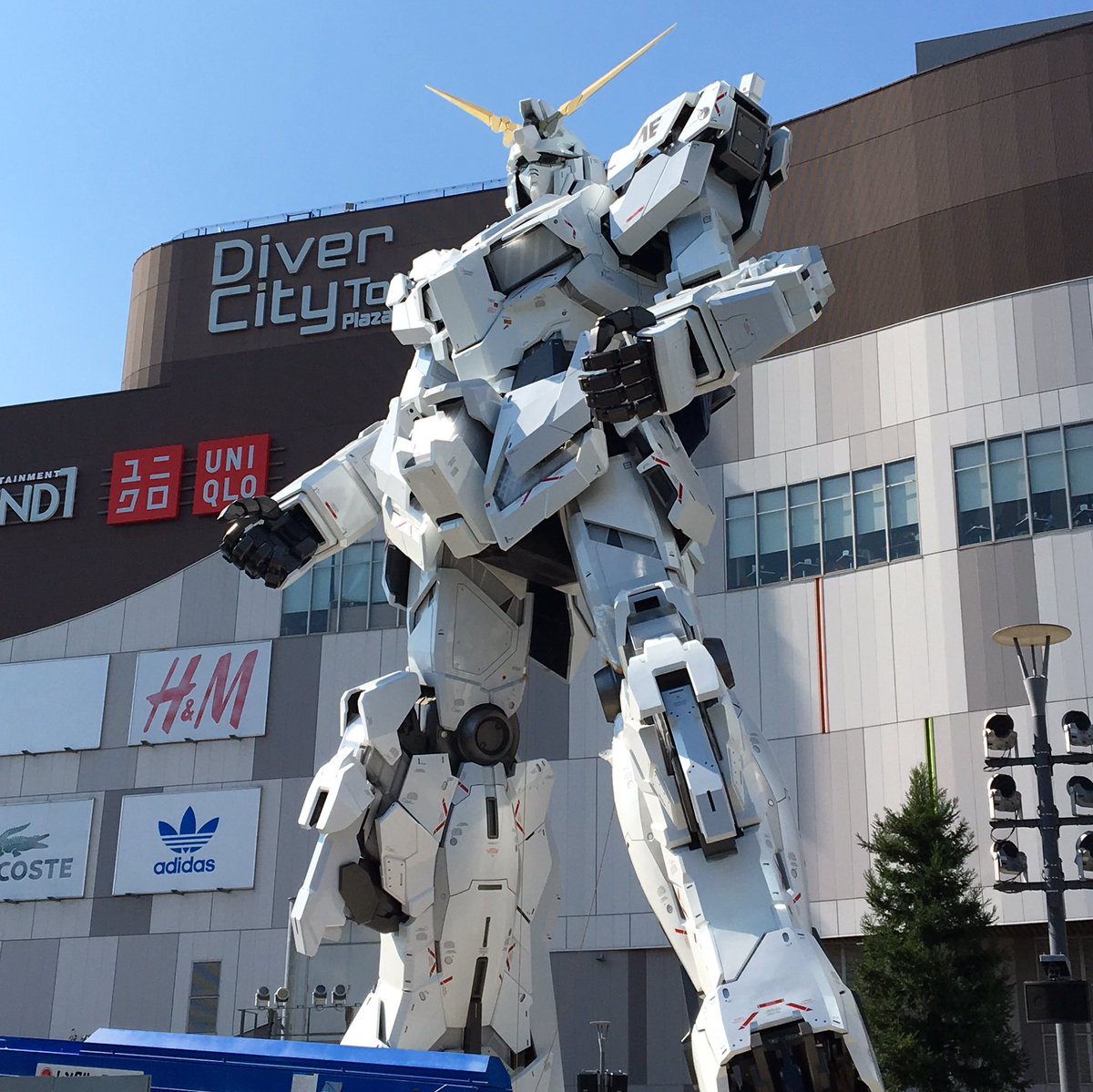みっきー Twitterissa 久しぶりのお台場 新しいガンダム立ってた 正式お披露目まであともう少しだケド スタッフさん常駐の無料フォトスポットも有った お台場ガンダム ユニコーンガンダム ダイバーシティ東京プラザ