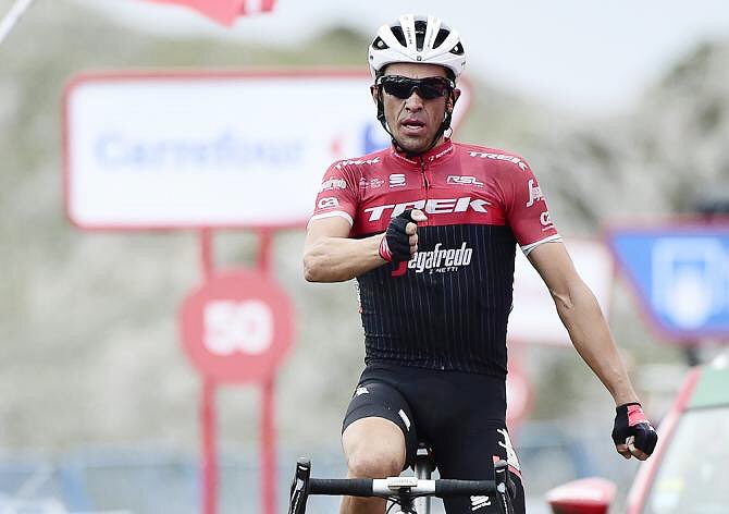 RaulGomez82's tweet photo. Gracias por tantos momentos don  @albertocontador . Eres leyenda! #atuspies 👏🏻👏🏻👏🏻👏🏻 https://t.co/COjN6tlXwx