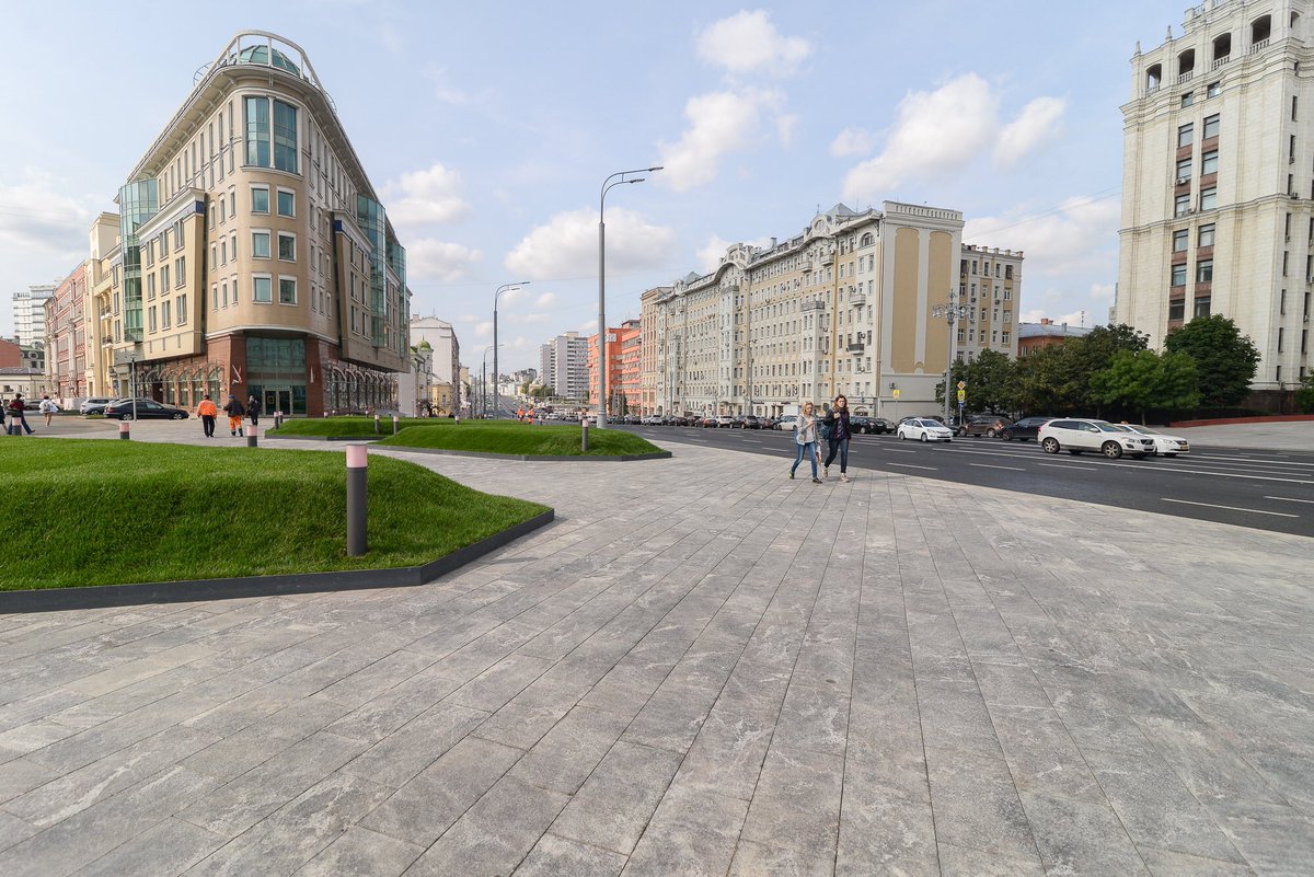 Пешеходная улица площадь. Красные ворота сквер. Улица площадь. Улица пешеходная рядом с площадью. Благоустроенные улицы Москвы.