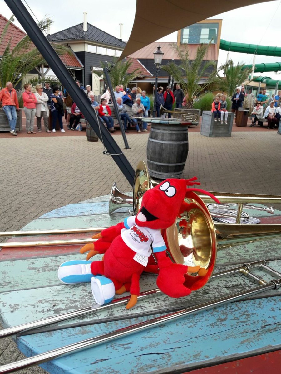 Ook Juultje geniet mee van Festival aan Zee!!!! Zien we jullie allemaal ook zometeen bij het slotnummer? #festivalaanzee #renessebruist