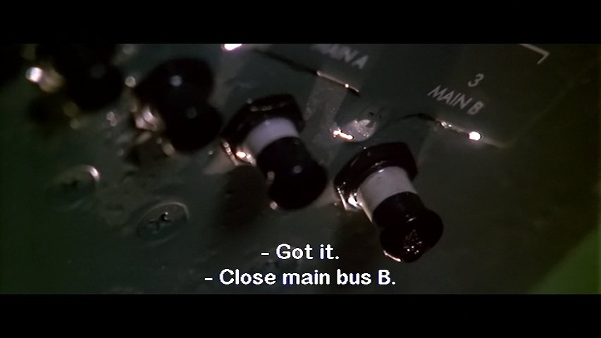 te1hen's tweet photo. それでは、『Apollo 13』で、再突入が近づき宇宙船を再起動する緊迫のシーンが、戸田奈津子字幕版ではどうなっていたかを見てみよう。

"Close main bus B."
「メイン・バス・ブレーカーBを切れ」

閉じる（close）のは、すなわち、ONって意味なんだよな… https://t.co/WW2jj56Hy9
