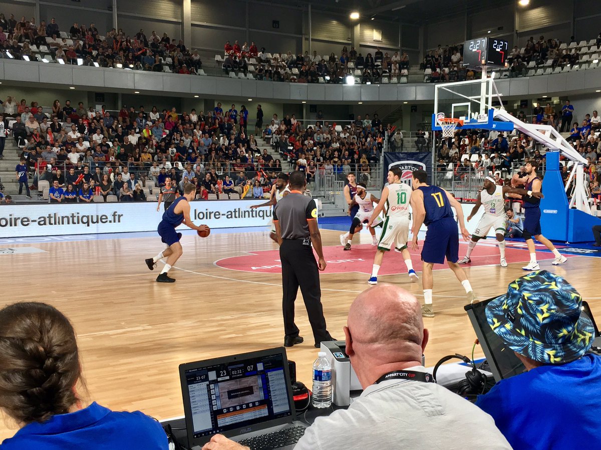 Début de cette magnifique finale entre <a href="/FCBbasket/">Barça Basket</a> et <a href="/Nanterre92/">Nanterre 92</a> !👌🏼🏀😉 #ACCUP