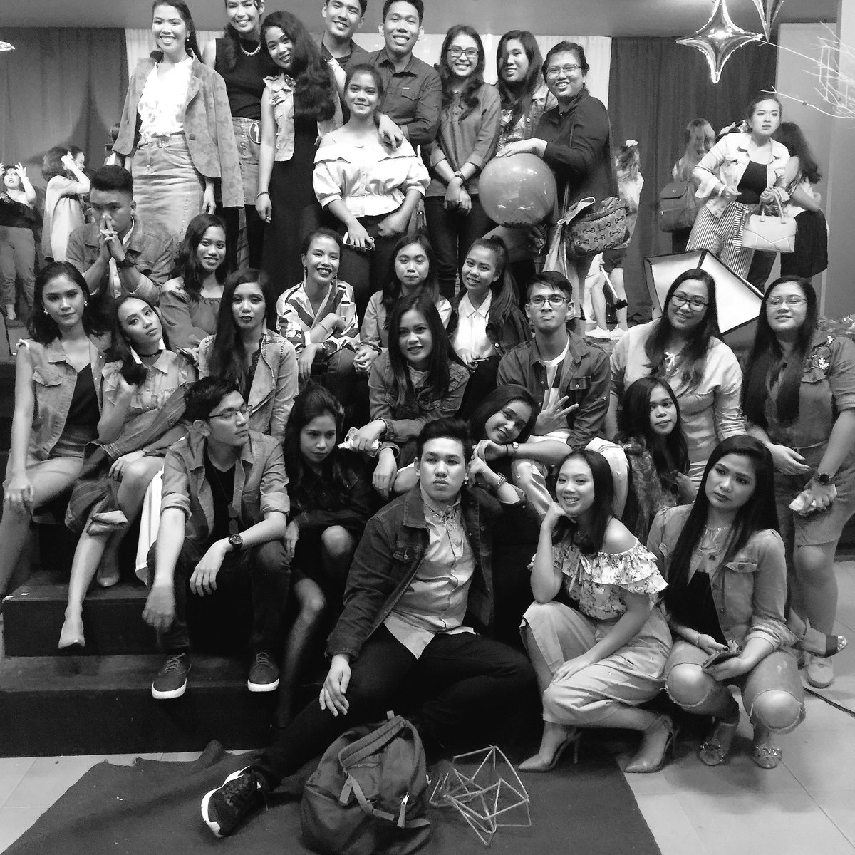 Kinnahrus's tweet photo. Denims &amp; Diamonds ❤#MTNight https://t.co/gPbN5nYQIc