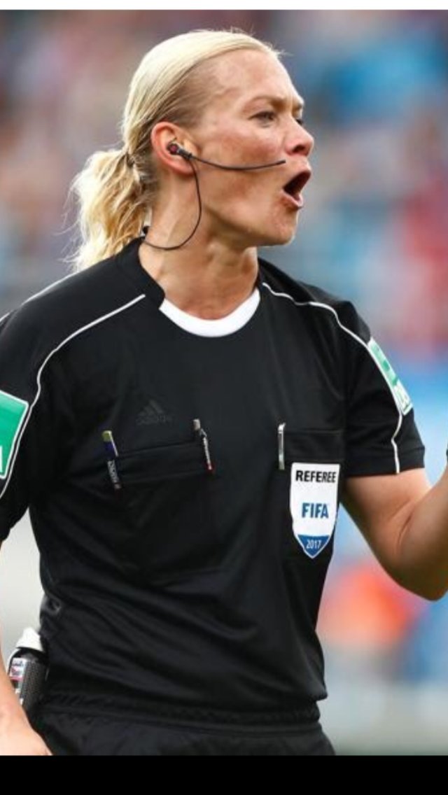 MundoMaldini's tweet photo. Arranca en @MovistarPlus un partido histórico. Hertha-Bremen será el primero en grandes ligas arbitrado por una mujer, Bibiana Steinhaus. https://t.co/1rh8bsOc15