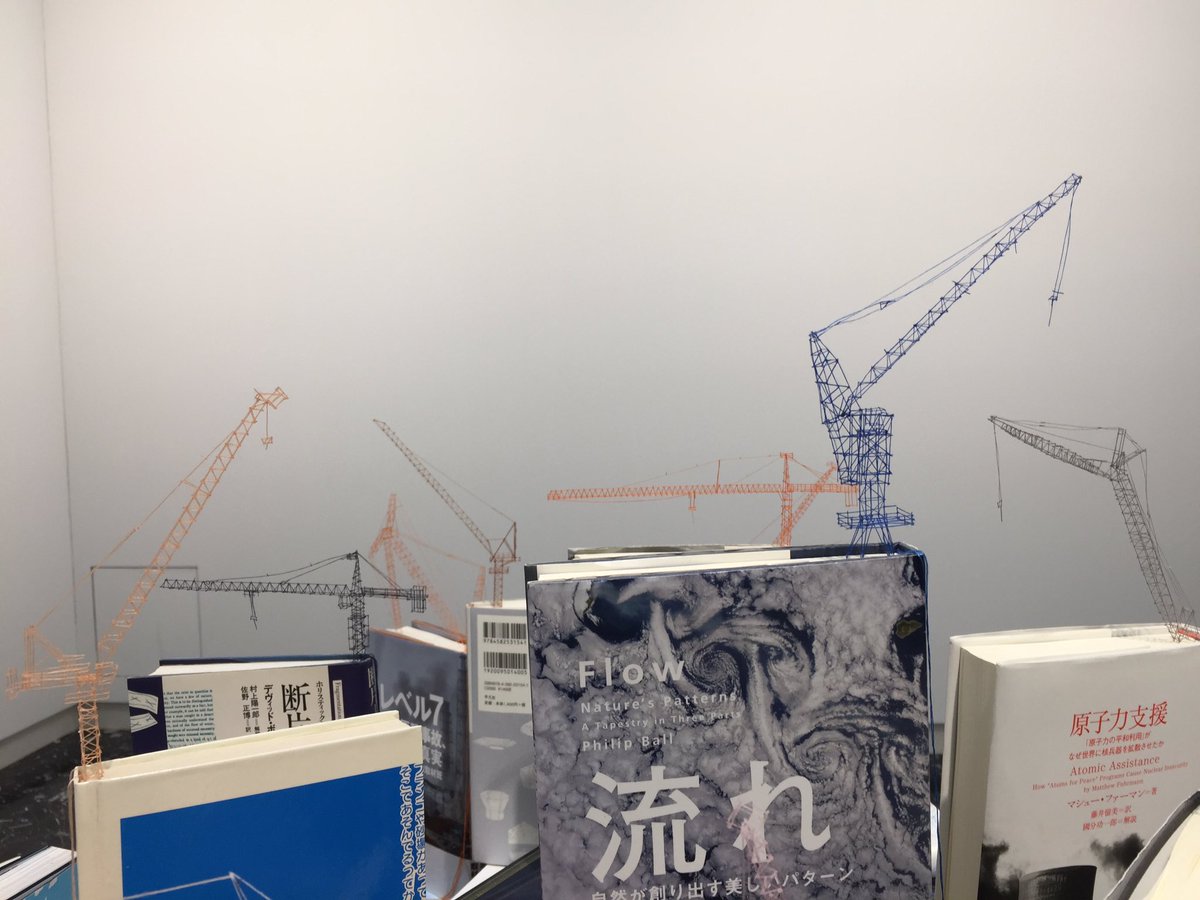 Gru che spuntano dai libri al padiglione del #Giappone <a href="/la_Biennale/">La Biennale di Venezia</a>