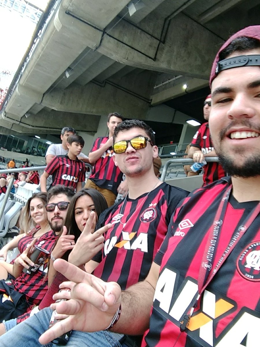 FehFragasso's tweet photo. #Atletiba Vaii ter festa na Baixadaa 😎💀💀🔴⚫ https://t.co/r8tvXc7wzf