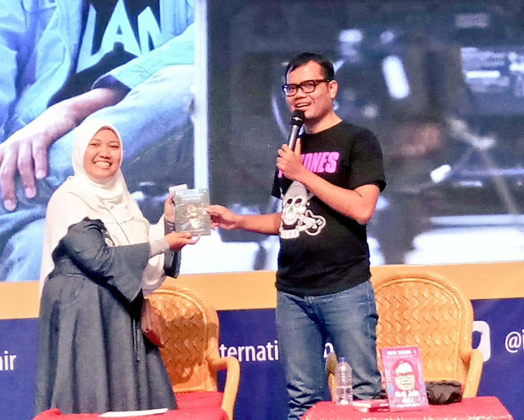 Indobookfair's tweet photo. Book Talk "Dari Buku Jadi Film" @solehsolihun @Indobookfair #IIBF2017 #MainStage https://t.co/Do8w3Zpl13