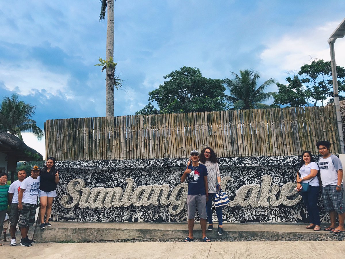 angelajarevalo's tweet photo. When in Bicol π»π€ #Cagsawa #SumlangLake #MiFamila π https://t.co/zadnYeTw3B