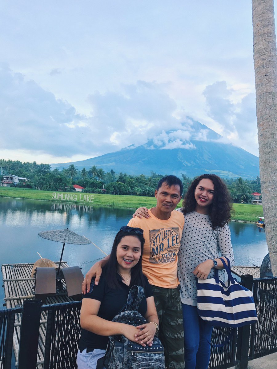 angelajarevalo's tweet photo. When in Bicol π»π€ #Cagsawa #SumlangLake #MiFamila π https://t.co/zadnYeTw3B