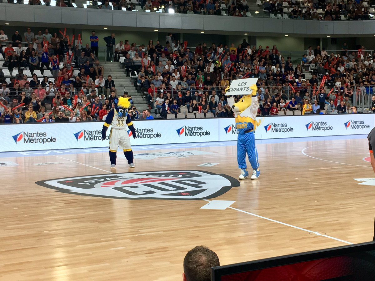 Les mascottes Boomer de Indiana et Rocky de Denver continuent de mettre l'ambiance et c'est loin d'être fini ! 👏🏼🤗 #ACCUP