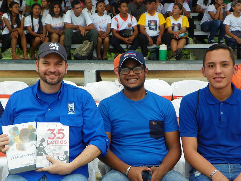avoccidental's tweet photo. Representantes de la alcaldía de Maracaibo reciben libros denominacionales como recuerdo para la alcaldesa del municipio #CercaDeTi2017 https://t.co/nVwQKqRoHY