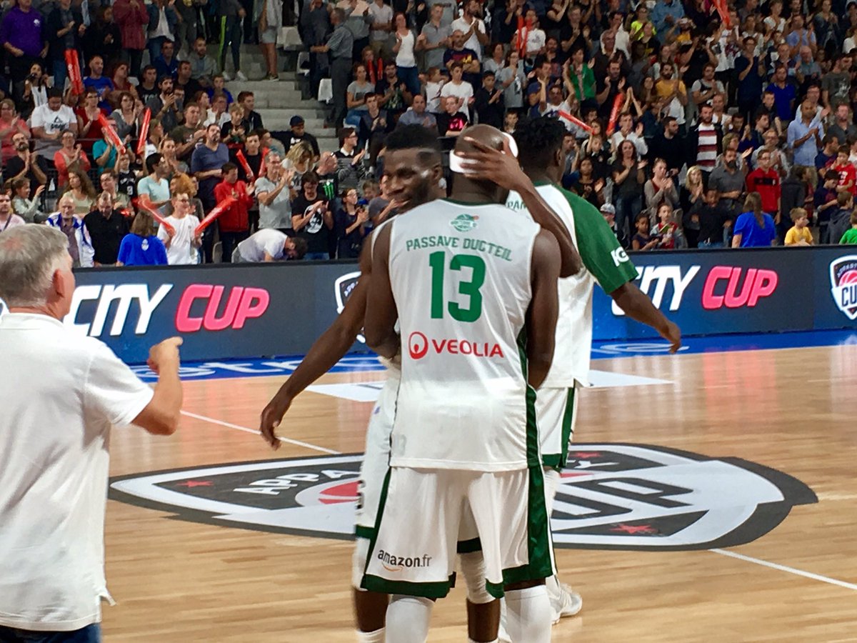 L'Equipe de <a href="/Nanterre92/">Nanterre 92</a> remporte l'édition 2017 !! Victoire 83-77 face à <a href="/FCBbasket/">Barça Basket</a> ! Bravo à eux 👊🏼👏🏼#ACCUP