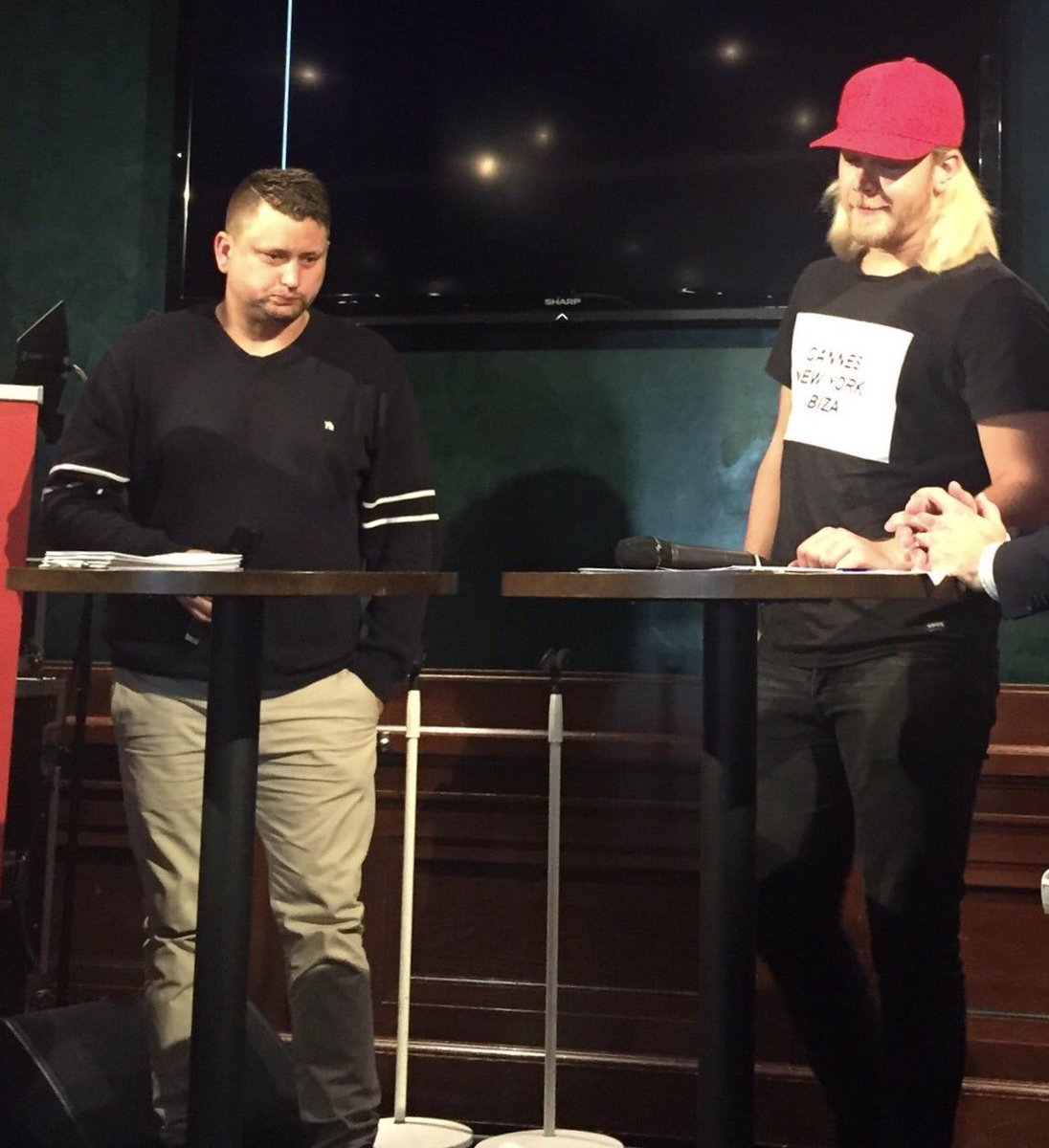 Emil_Lagnelius's tweet photo. Mattias Karlin & Olle Liss satte klädkoden på förra årets upptaktsträff. Inga jävla kostymer i hockeyallsvenskan! https://t.co/Zhbtz0dk7B