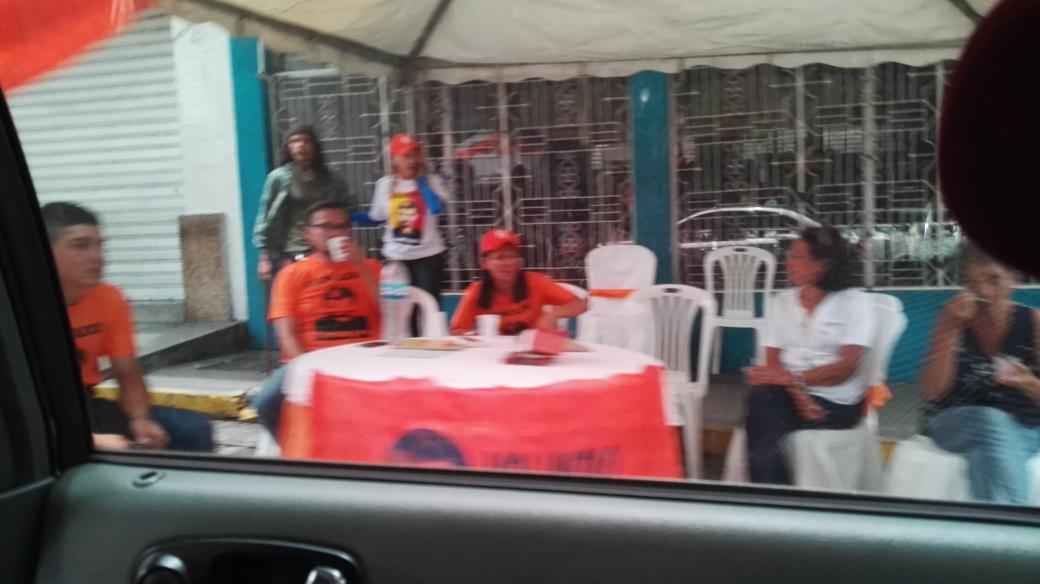 castillomariale's tweet photo. #MÉRIDA Hay más cola para agarrar el bus en el terminal q votantes de la MUD, a ésta hora ya haciendo la fogata para quemar los votos.#Tovar https://t.co/vURK5VLtWP