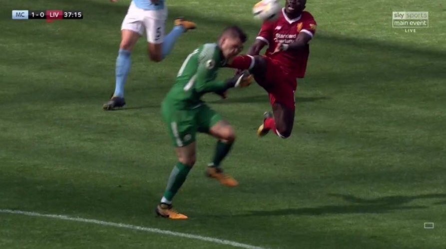 ActuFoot_'s tweet photo. Benjamin Mendy sur la blessure d'Ederson : "C'est un garçon des favelas, il est habitué." 😄 https://t.co/TVxc5Cpr9V