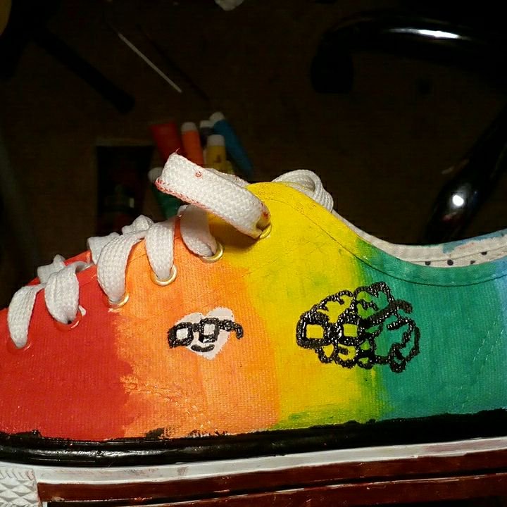CommunityThomas's tweet photo. @ThomasSanders Look I put the sander sides logos on my shoes ( put a crown of Roman cuz there was no way I could free hand it on there) https://t.co/Wd1AfHxIxp