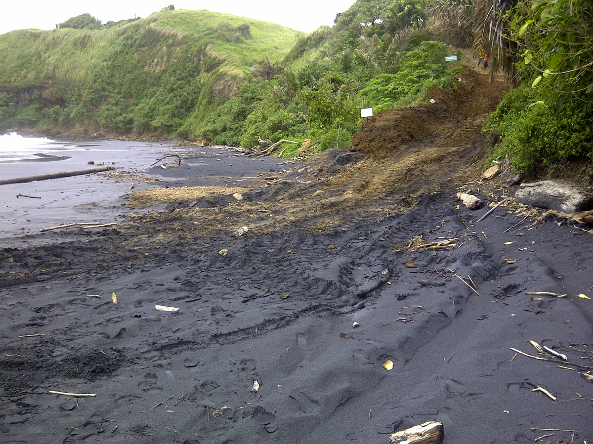 CleverJimenez69's tweet photo. Mompiche. Hermosa #PlayaNegra en peligro. Empresarios y autoridades inescrupulosas pretenden destruirla. #SalvemosPlayaNegra. @ronimompiche https://t.co/LsNT143iqV