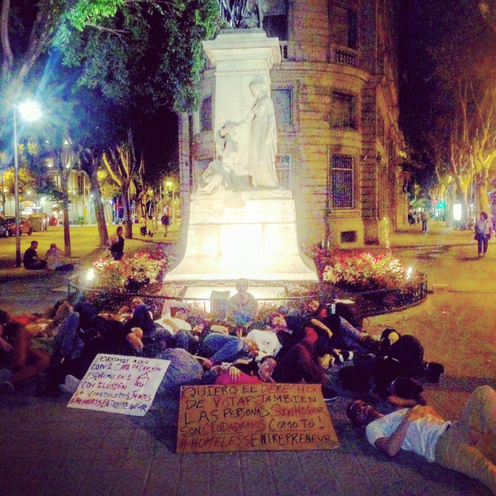 ¿Cuanto tiempo nos dejaran estar aquí?... #TodosDurmiendoEnLaCalle frente #MonumentaRafaelCasanovas 
#HomelessEntrepreneur