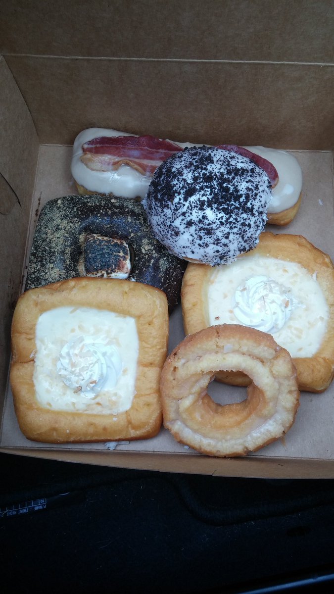 jollzluvsku's tweet photo. @doughnutlounge So yummy!! Coconut cream one was amazing!! #doughnutcoma https://t.co/QL1DNSobqL