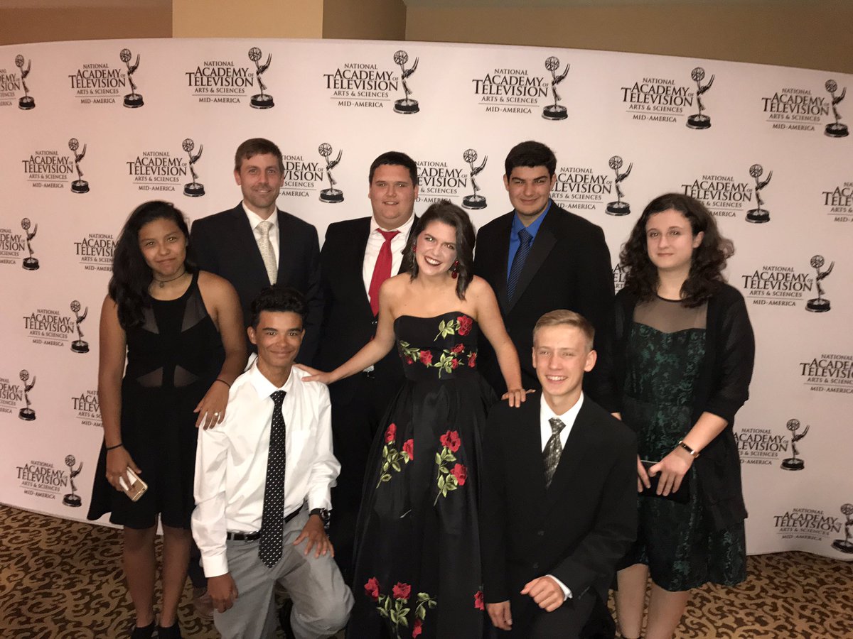 scarlettvg33's tweet photo. Shout out to some amazing people! Thanks for tagging along for a great weekend! Love my team! #missinghannah #EMMYMidAm https://t.co/2WzobFtvUx