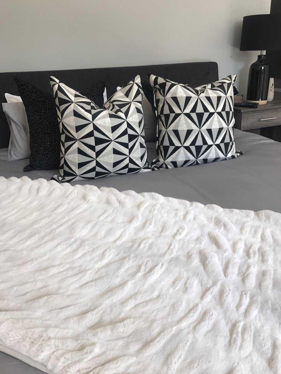 fervourcreation's tweet photo. #HydePark #apartmentliving #geometric #scatter-cushions #Fervour-Creations https://t.co/n4SrG11Vkm