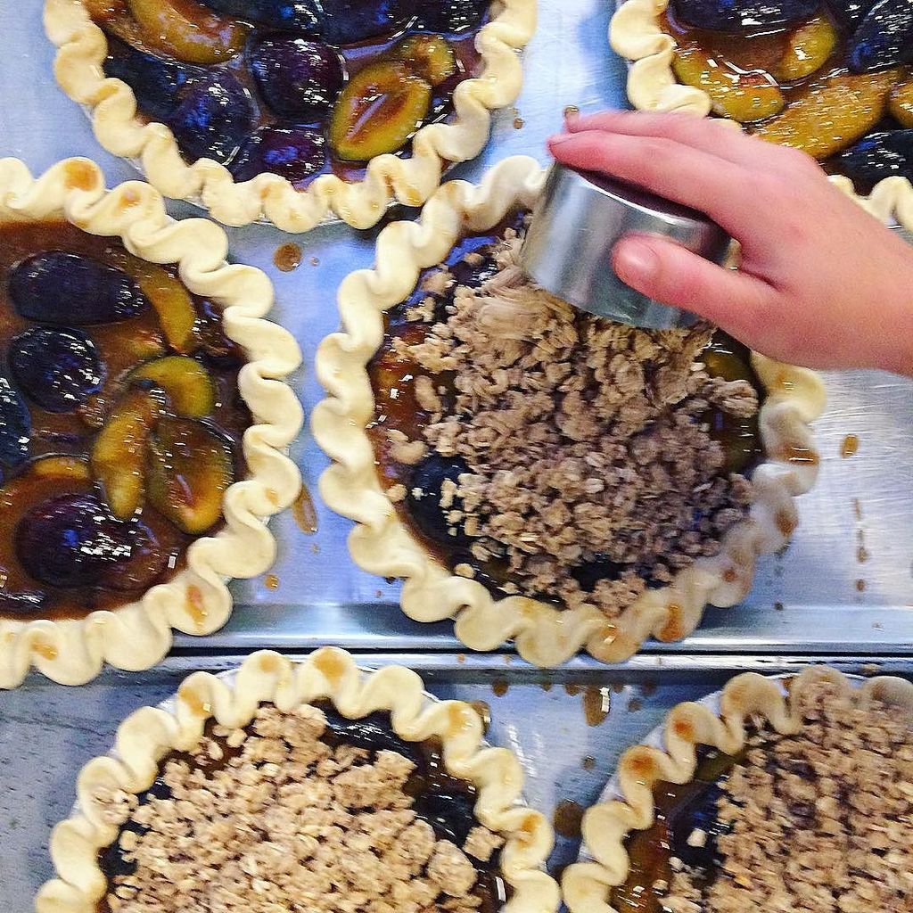 birdsblack's tweet photo. plum crumble #plumble! #illtakeanythingwithcrumble https://t.co/nN4f8cMcpe