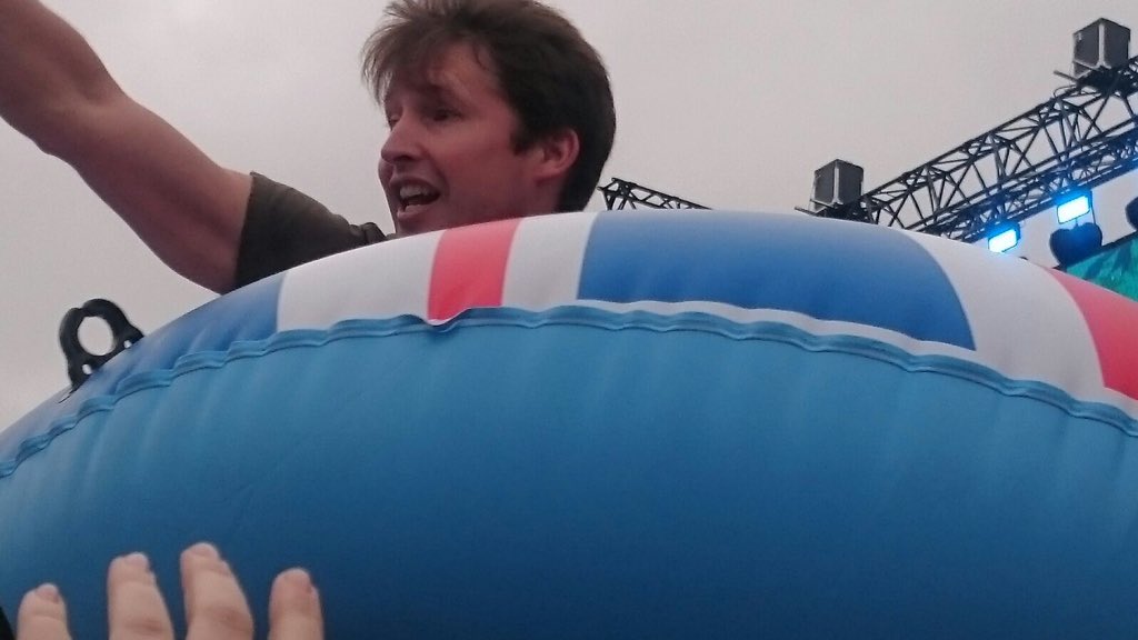 kimberleyp01's tweet photo. Literally just been underneath @JamesBlunt ....only seconds later elbowed out the way by the same man #loveyouthenleaveyou #timeofourlives https://t.co/yauh4gu4Rd