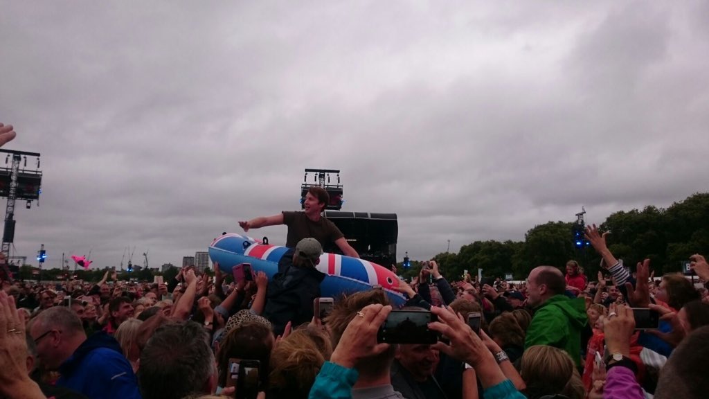 kimberleyp01's tweet photo. Literally just been underneath @JamesBlunt ....only seconds later elbowed out the way by the same man #loveyouthenleaveyou #timeofourlives https://t.co/yauh4gu4Rd