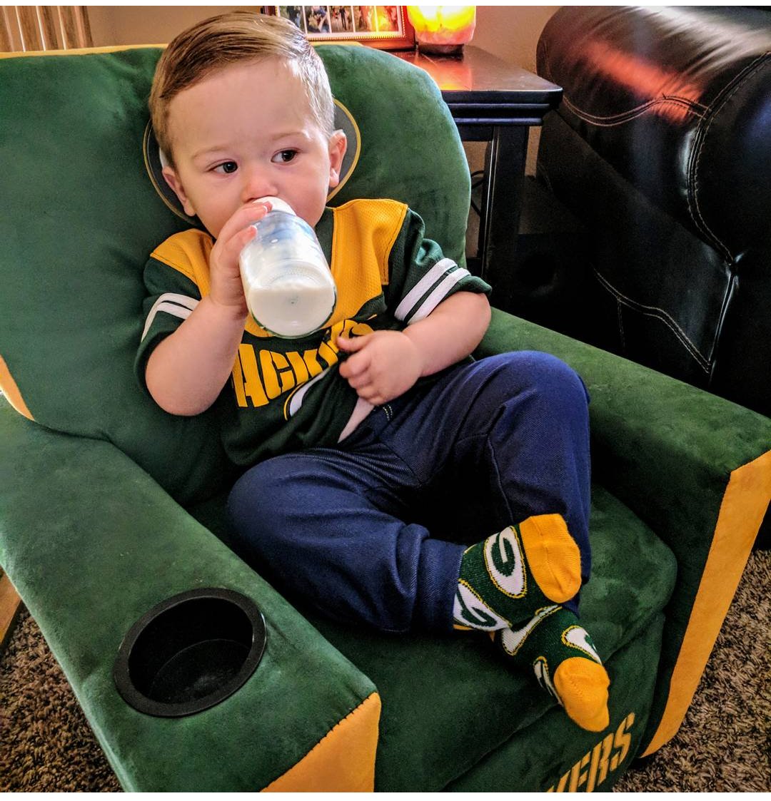 NessaDamro's tweet photo. @packers @AaronRodgers12 Dominic Damro is ready for game time in Little Chute, WI 💚💛💚 #PackerBaby #GBPforlife #GOPACK https://t.co/vcURueVozO