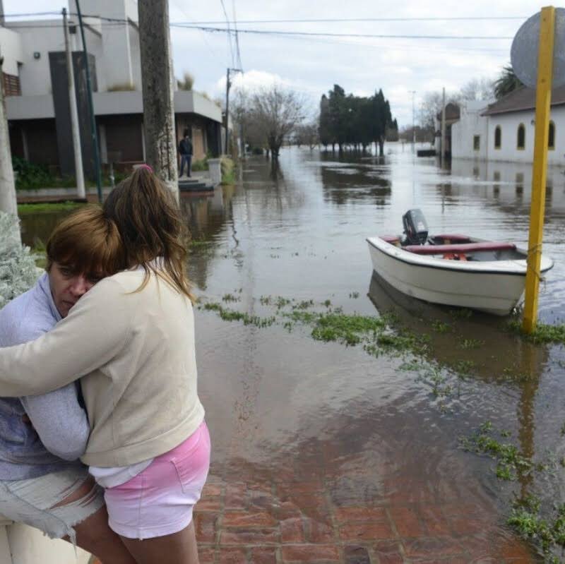 SebaMangas's tweet photo. Mientras los medios te entretienen con el "Irma". Te cuento que en nuestro país tenemos 20 millones de hectáreas inundadas y nadie dice nada https://t.co/MdNw9tlyqy
