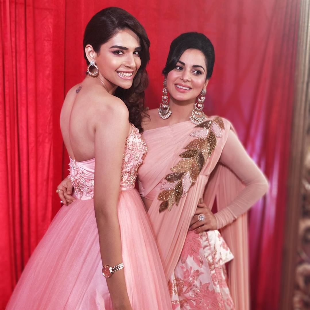 anjumfakih's tweet photo. Twinning wit ma sissie #preeta #Shristhi #KundaliBhagya #dolledup #barbiefever #talldoll https://t.co/1akQrad6Oi