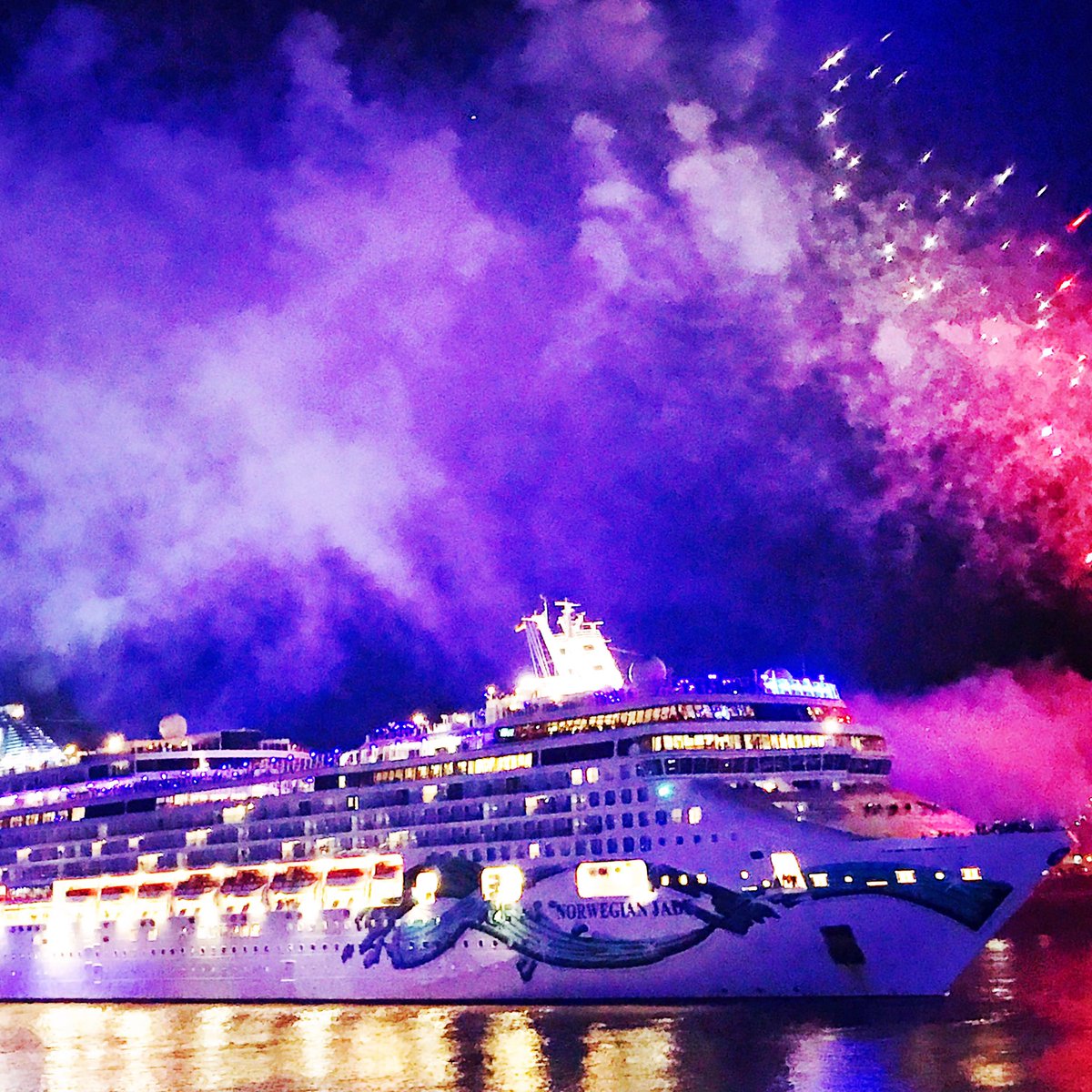 1001Reisedetail's tweet photo. Was ein toller Abend und eine supertolle Schiffsparade... #norwegianjade #NCL #HamburgCruiseDays #BluePort #feuerwerk #landungsbrücken https://t.co/4qUDGofcdr