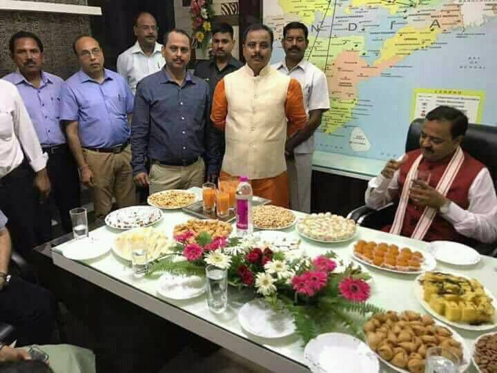 pbhushan1's tweet photo. Relieved after 2 days of no bad news of children deaths in govt hospitals, UP Dy CM Maurya settles down for a proper breakfast laid for him! https://t.co/XgKrBB9Wk5