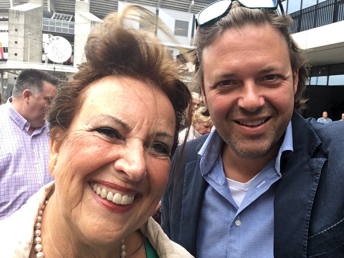 Gezellig met mn moeder naar Neil Diamond in ZiggoDome! Wat een feest #TweetCaroline