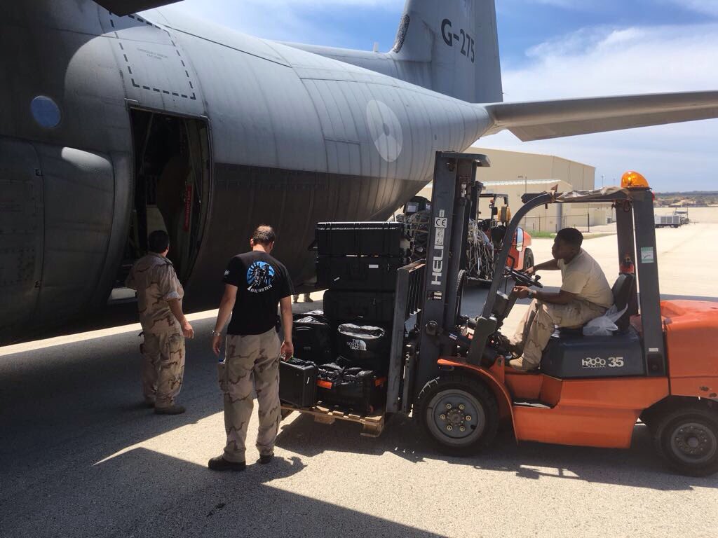 VlbEindhoven's tweet photo. #Evacuees zijn verplaatst uit #SintMaarten, #cargopersoneel van @VlbEindhoven staat direct klaar voor #herbeladen van #C130 #geoliedemachine https://t.co/EY4wHWCJRu
