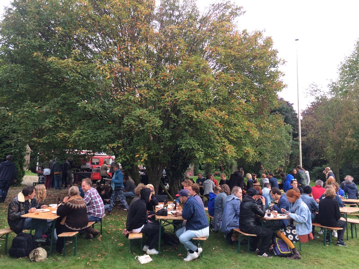 DeOversteek's tweet photo. Twee drukbezochte zondagen #FOS17 waren onmogelijk zonder alle vrijwilligers, locaties, artiesten en iedereen die meehielp. 1.000x DANK! <3 https://t.co/BhhEKNTP1Q